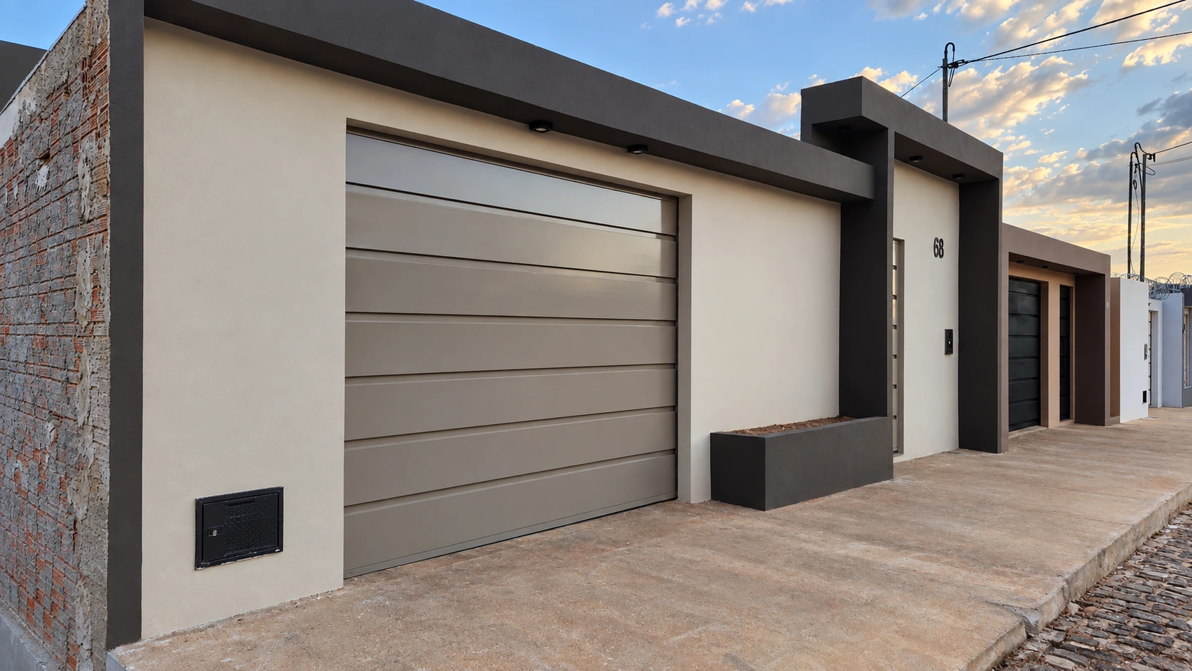 Fachada residencial com garagem e entrada social